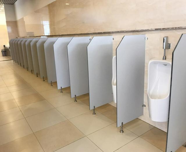 hi công vách ngăn nhà vệ sinh công tại trung tâm thương mại